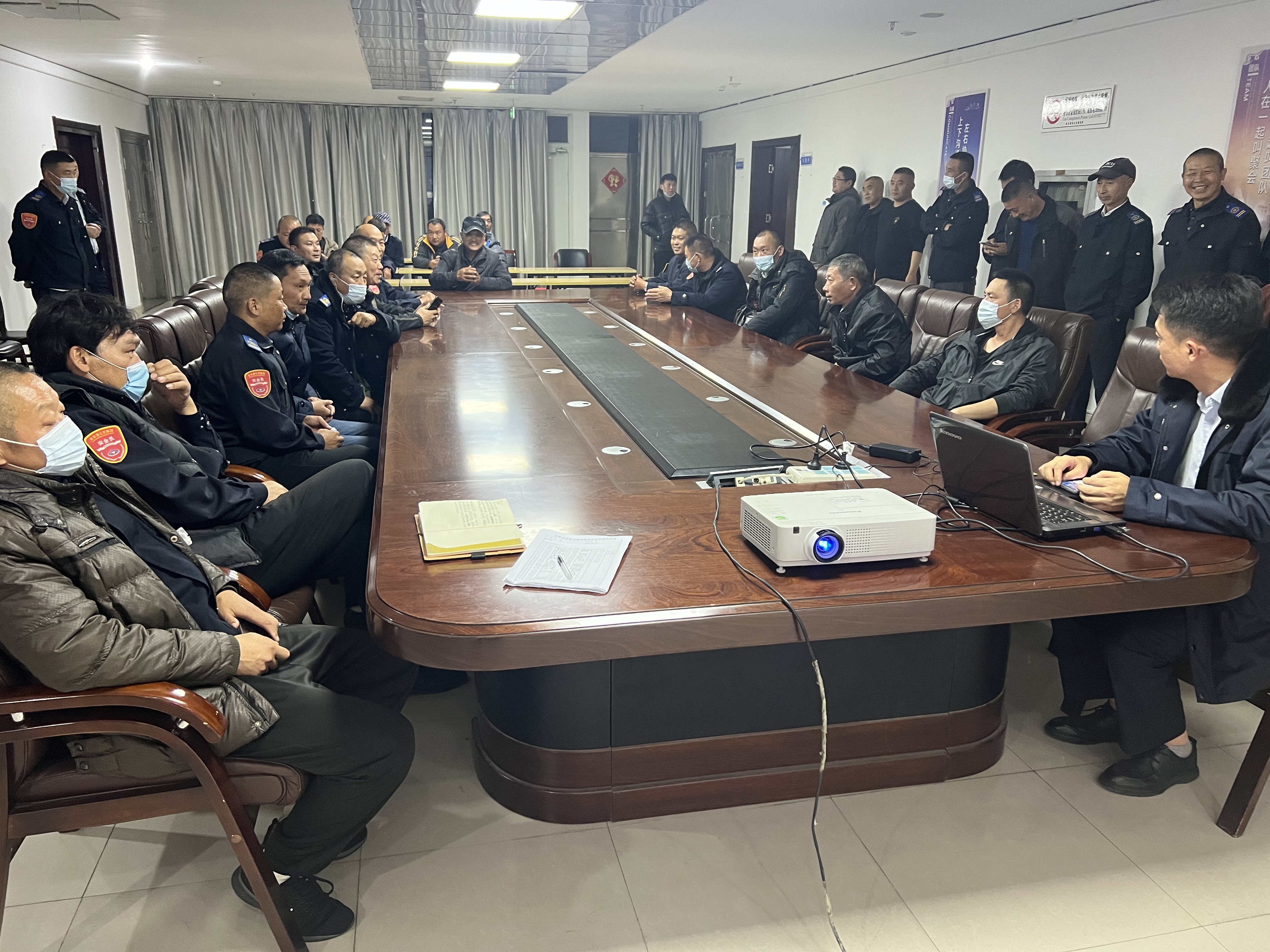 公交集团快速公交事业部召开驾驶员安全事故教育警示会