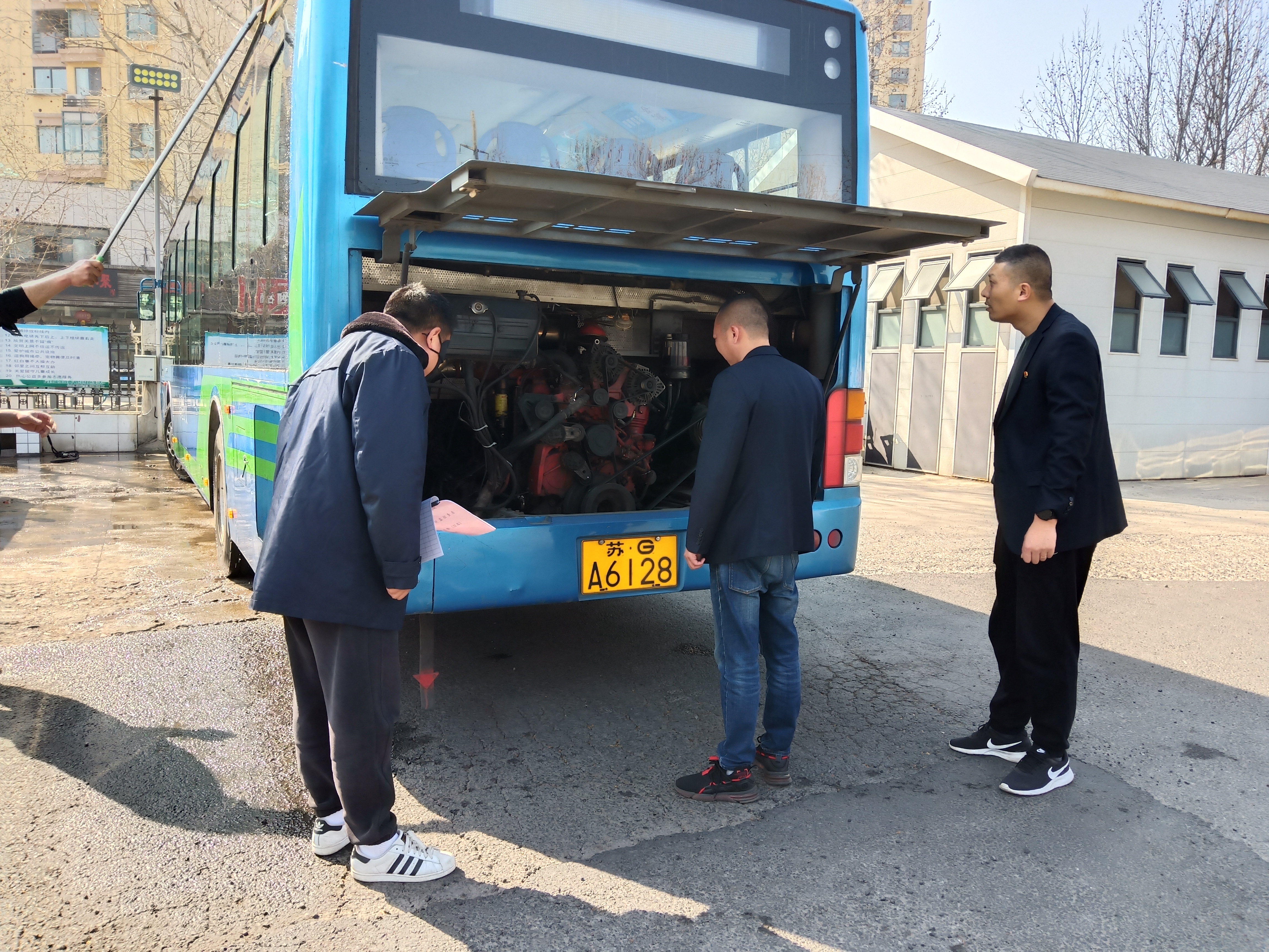 公交集团公交事业二部开展“两会”及“风险管控隐患排查月”安全专项检查