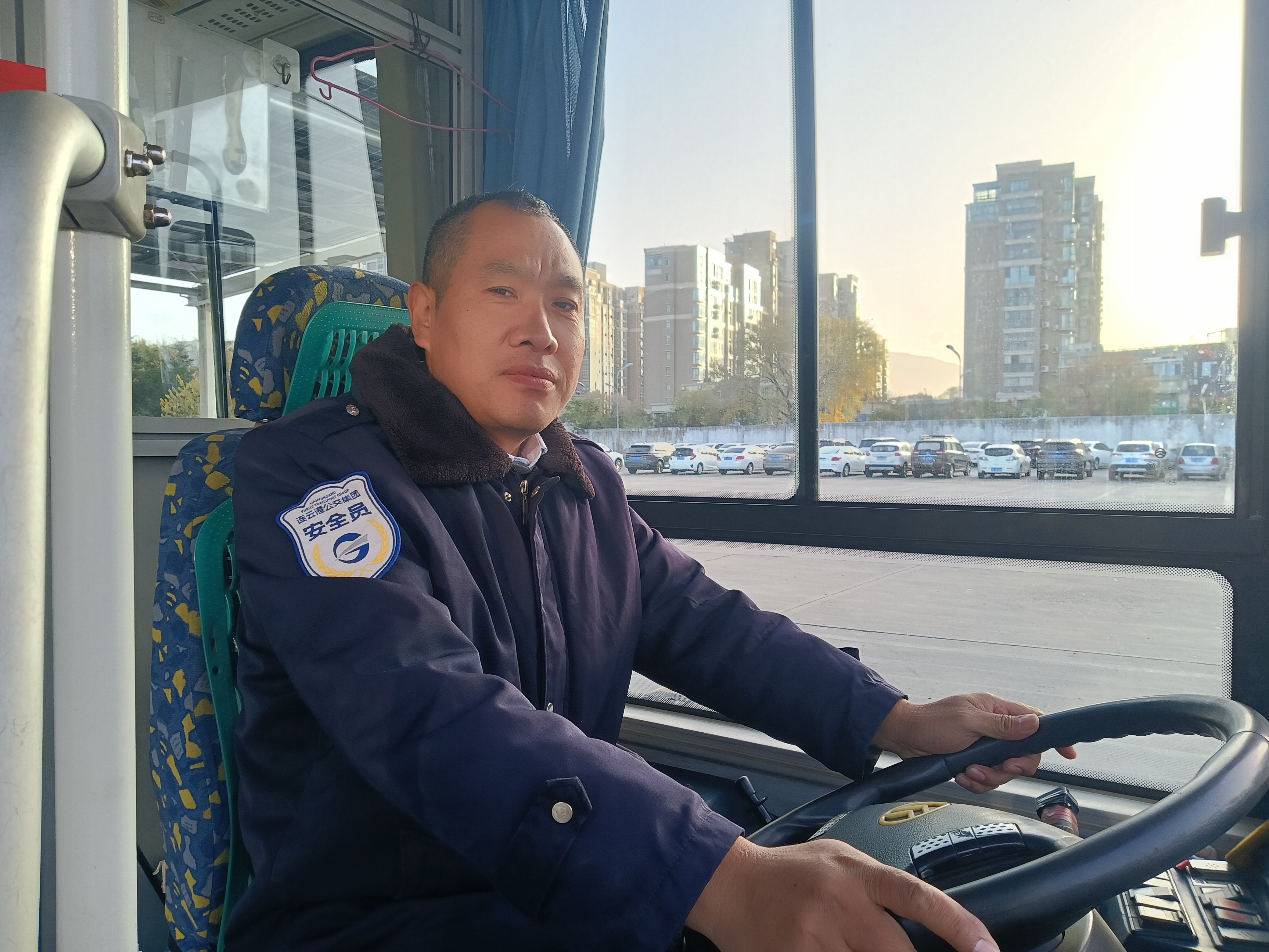 公交集团快速公交公司B13线驾驶员陈彩 拾金不昧，老人失物复得连连致谢