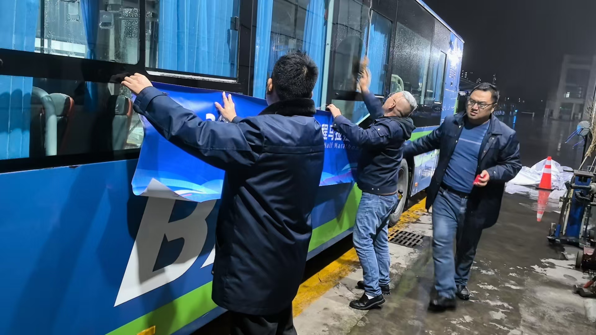 夜幕下的坚守--佳连公交为连岛半程马拉松保驾护航！