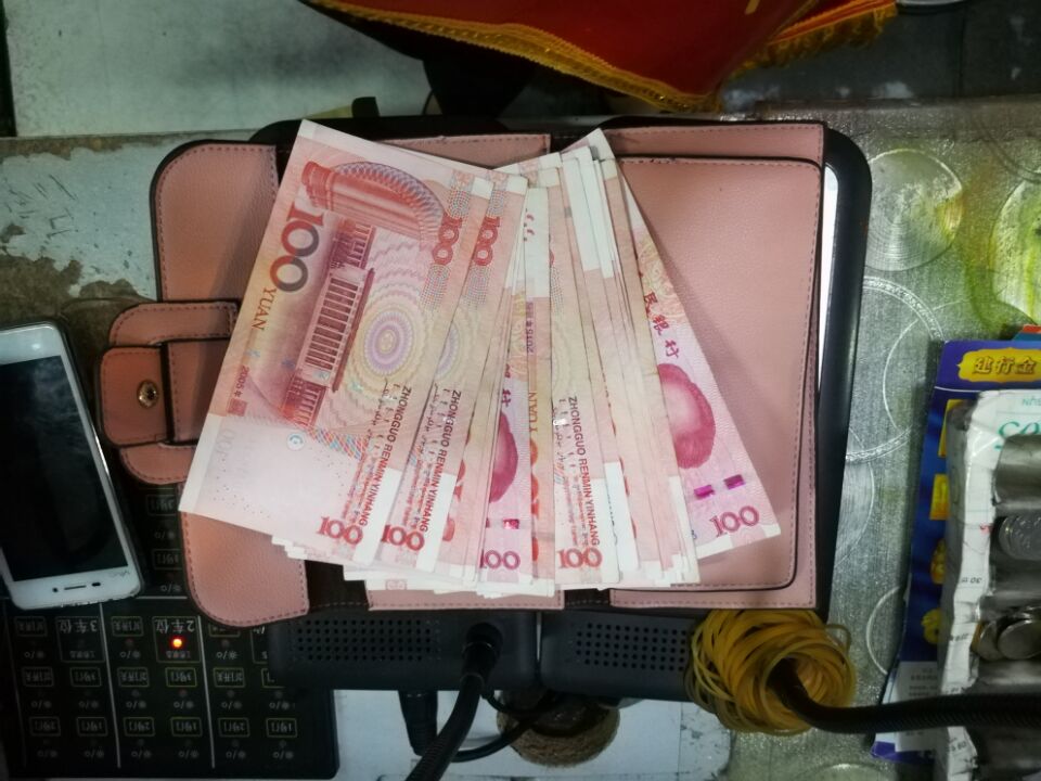 BRT站务员王晶拾到2000元现金及时归还失主