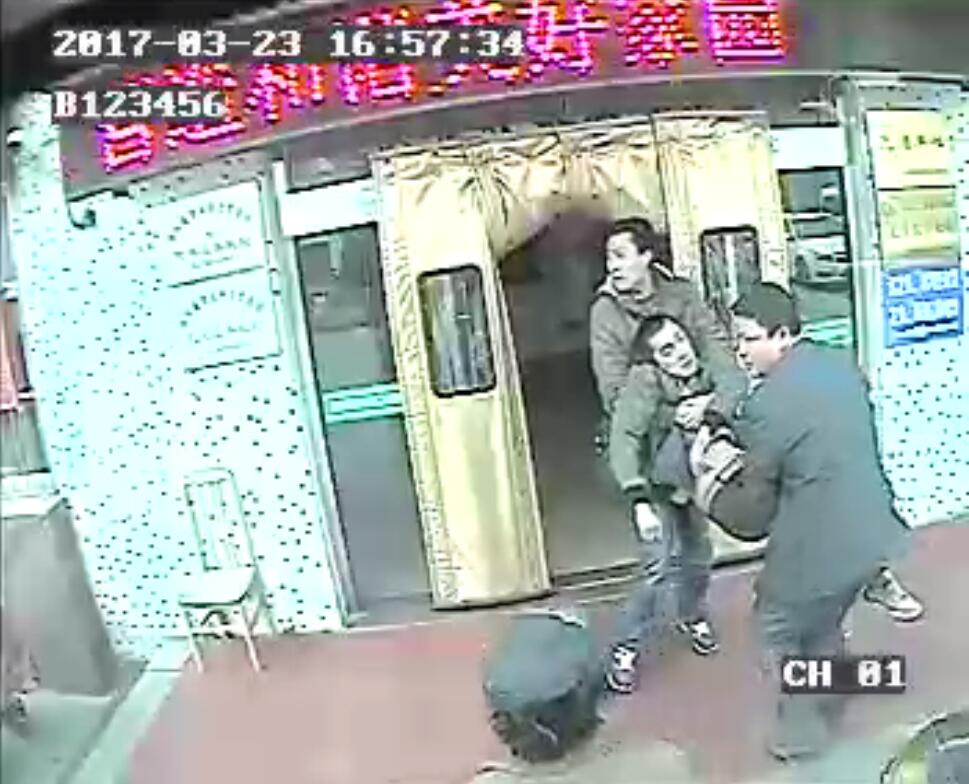 公交B12线驾驶员陶明贵与好心市民救助突发癫痫乘客