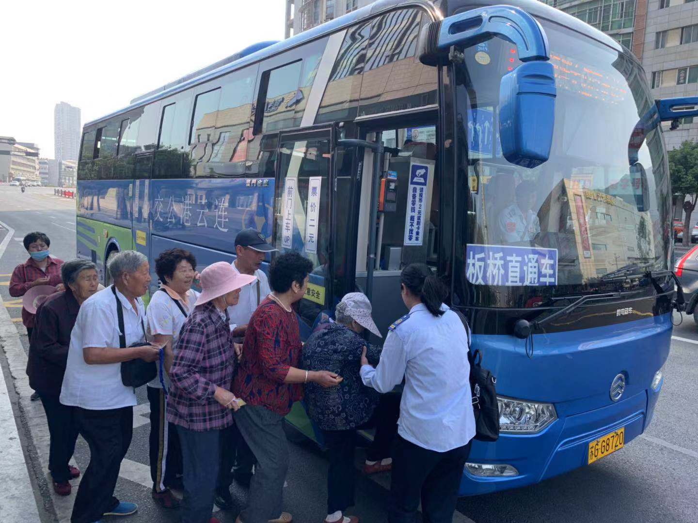 公交集团开展关爱残疾人无障碍乘车及“平安迎国庆”活动