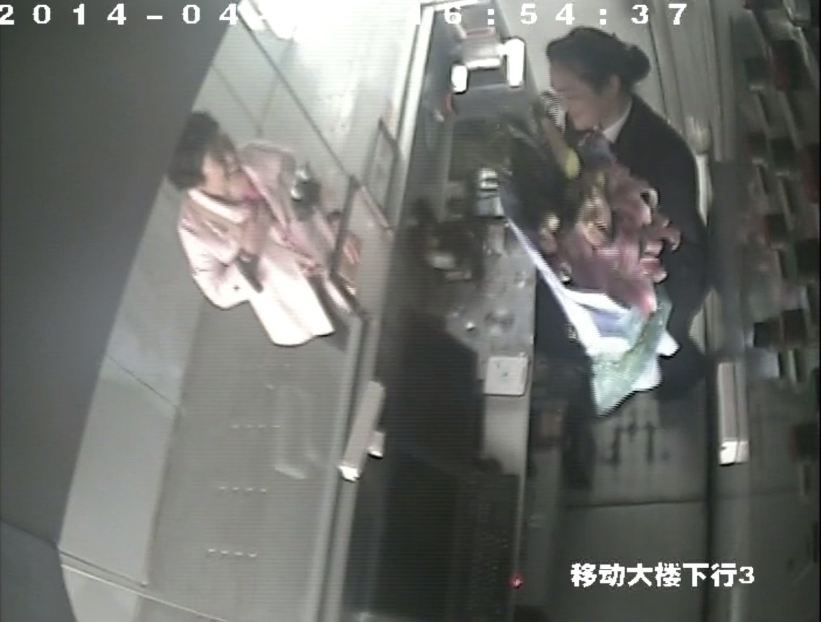 BRT站务员李玲拾金不昧乘客送百合表示感谢