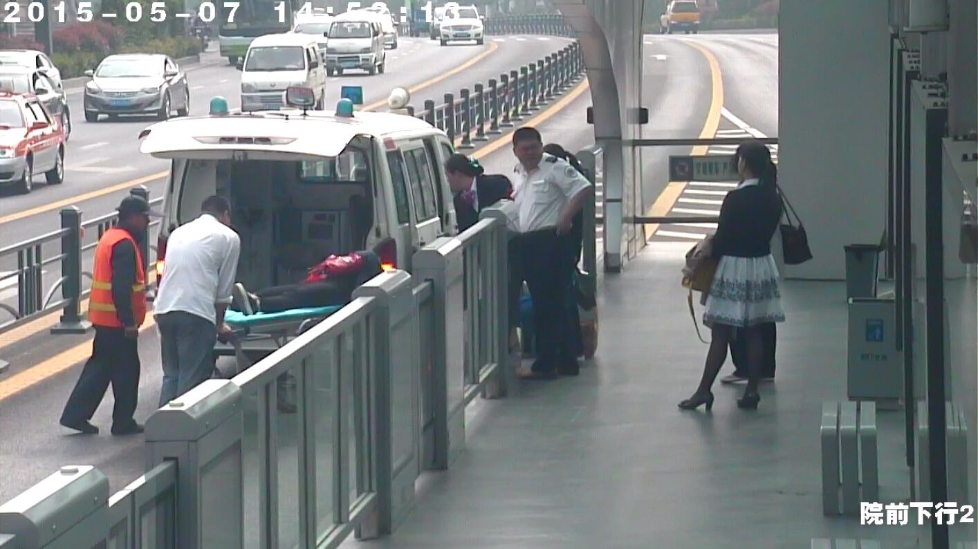 站台内乘客突然晕倒 BRT站务员掌靖茹伸手相助