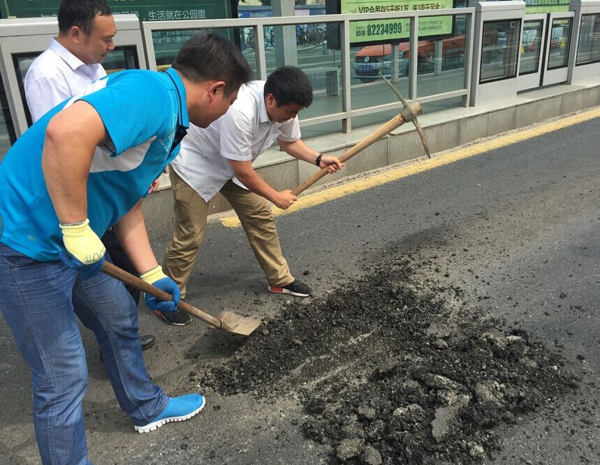 公交BRT东区车队修补路面传递正能量
