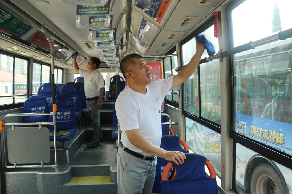 海通公交公司机关支部“两学一做”知行合一 深入基层一线服务