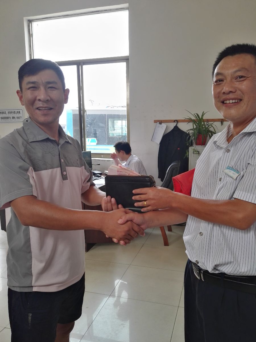 公交BRT驾驶员尹新斌拾到3450元现金归还失主