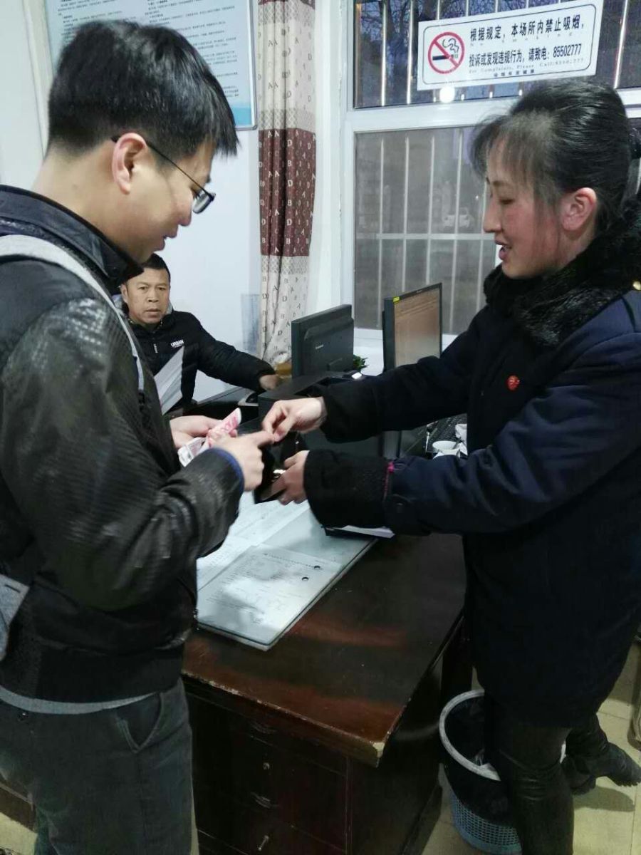 公交B13线驾驶员张小舟归还乘客丢失钱包