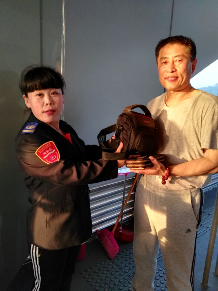 BRT站务员金立兄拾到价值近万元的单反相机归还失主