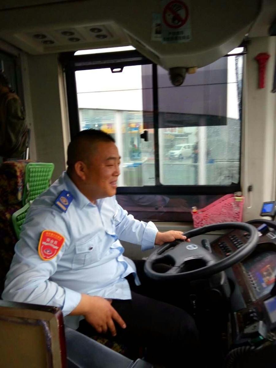 B1线驾驶员唐飞勇救助突发癫痫乘客 好人好事被乘客们转发点赞