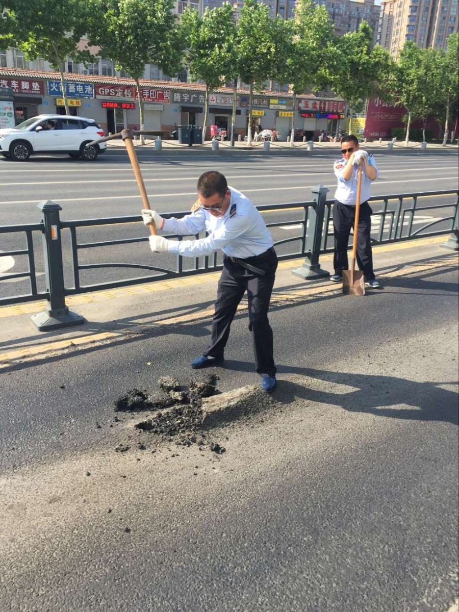 BRT驾驶员葛二林和孙运建学雷锋做好事修补凸起路面 争做竞赛排头兵