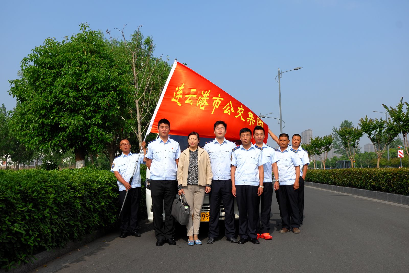 公交集团“爱心送考”车 为高考考生保驾护航