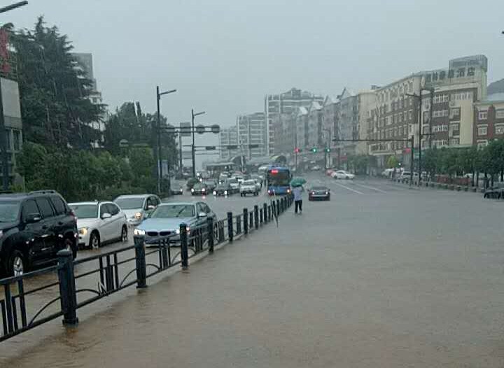 公交集团暴雨天气各权属单位启动防汛预案 全力做好市民出行安全保障