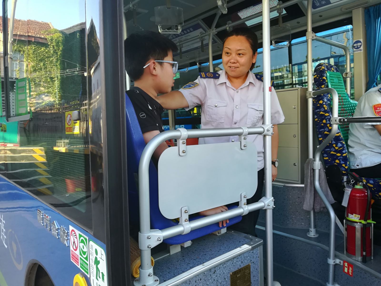 公交集团海通公交公司帮助迷路男孩回家