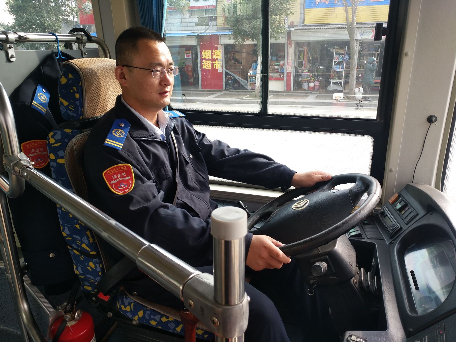 公交集团公交事业一部驾驶员寇明归还乘客手机被赞扬