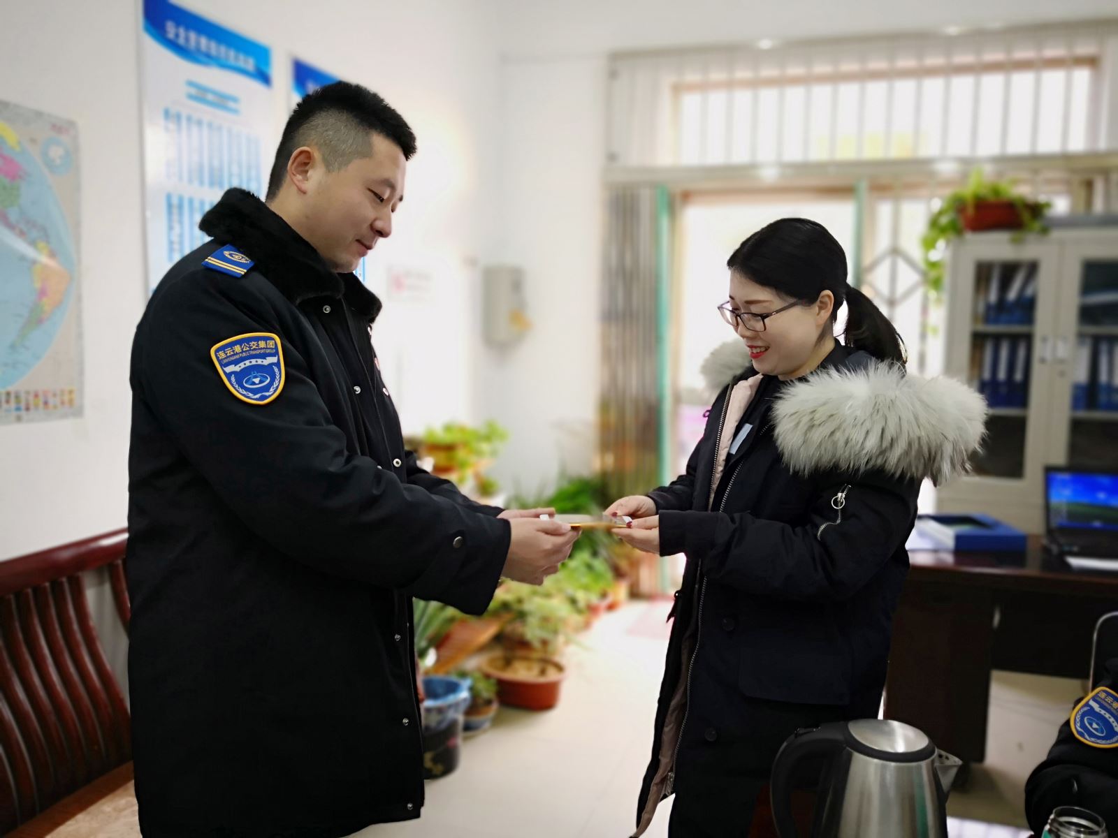 公交集团经营发展事业部苏G90257驾驶员李明书助人为乐受称赞