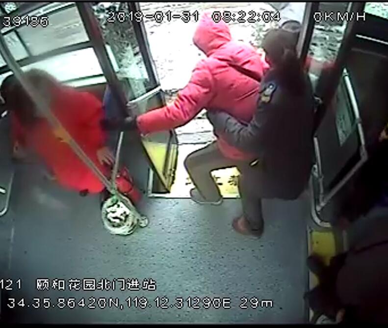 六旬老人站台等车滑倒  公交集团公交事业一部121路驾驶员王蓉辉及时伸出援手