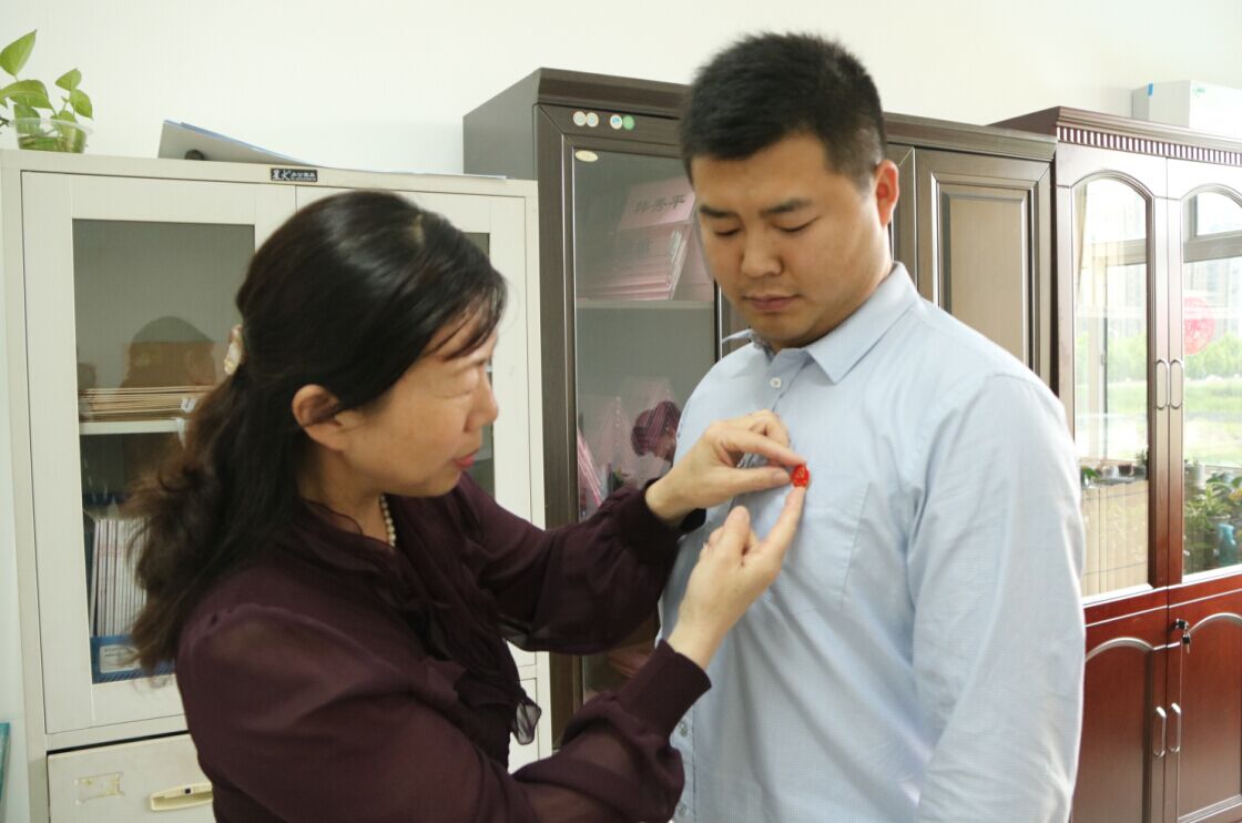 “两学一做”学习教育从佩戴党徽开始