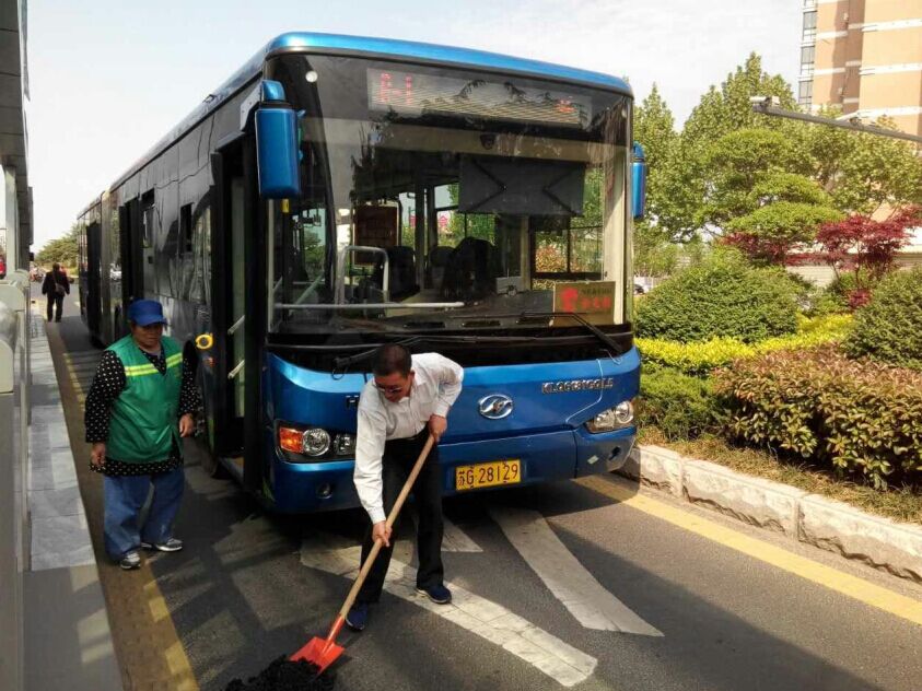 公交BRT驾驶员葛二林帮助修复专用车道破损路面