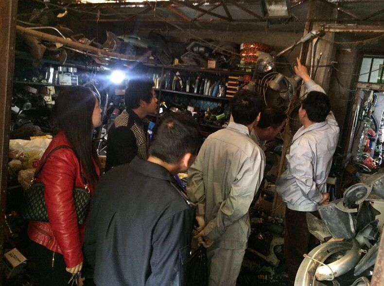 公交维修公司党员干部协助社区开展街道“安检、违章”治理活动