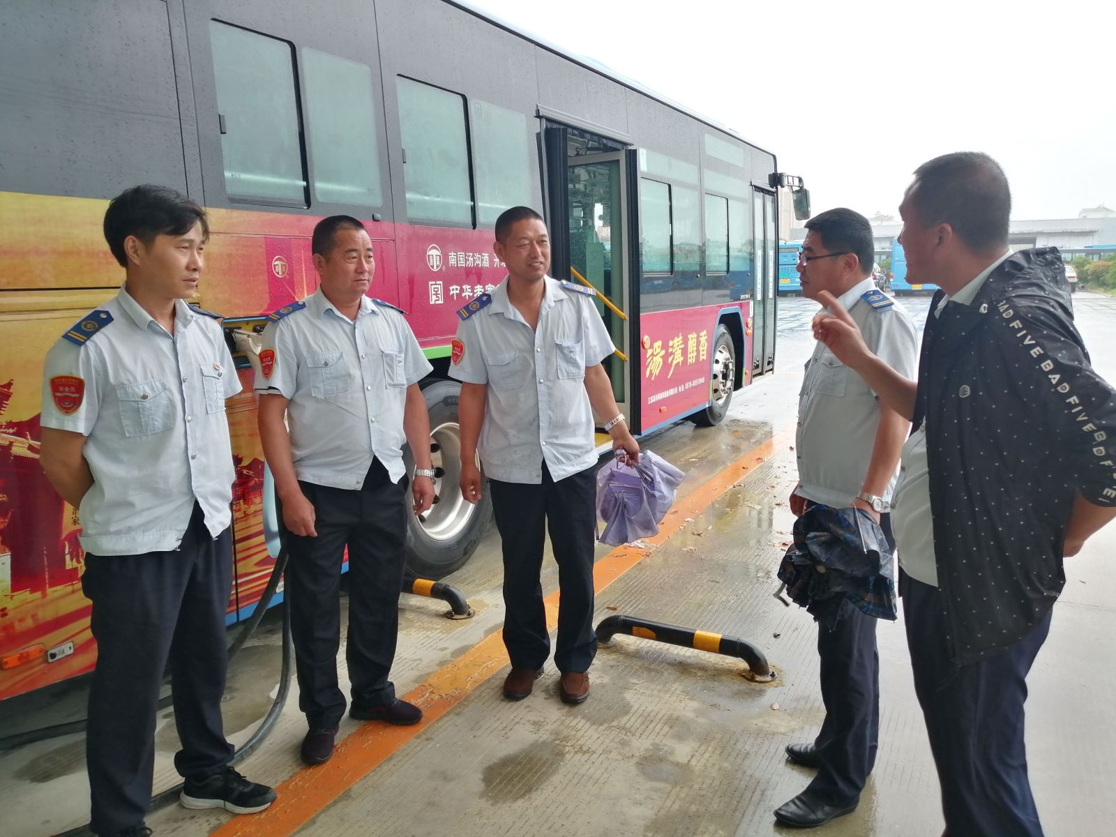 公交集团公交事业一部启动应急预案应对暴雨天气