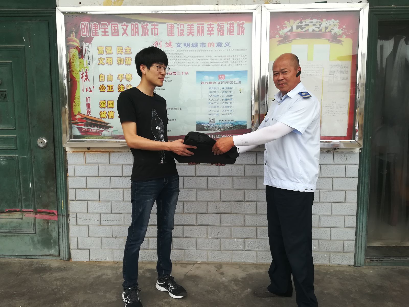 公交集团海通公交公司16路驾驶员徐胜洋拾金不昧受表扬
