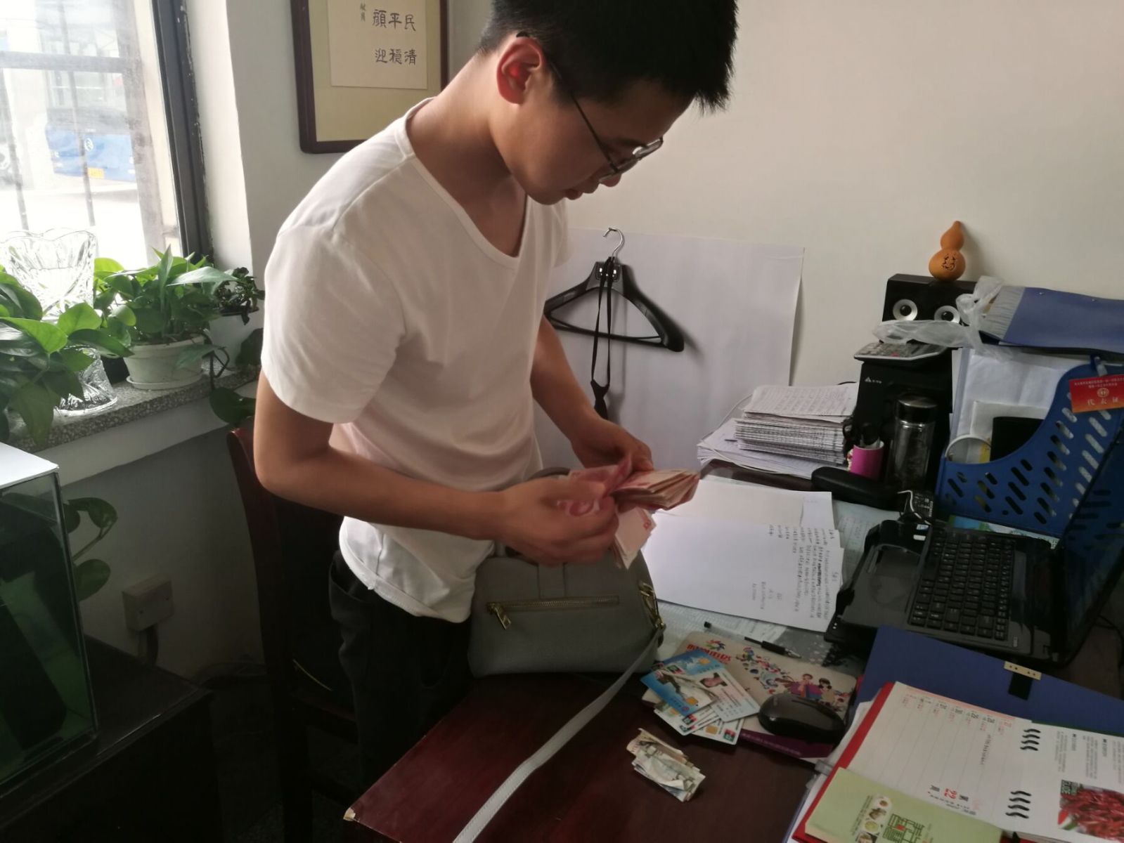 公交集团海通公交公司20路驾驶员李方毅拾金不昧获点赞