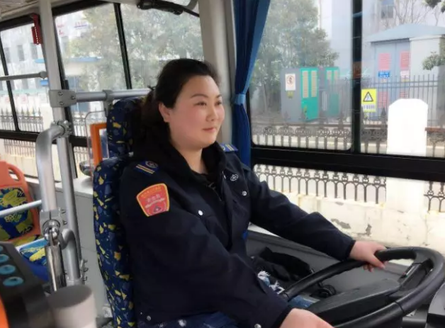 靓丽风姿，“三八节”里公交集团女员工们的别样芳华