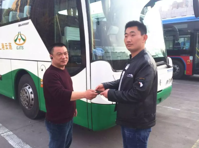 公交集团旅游公司苏G0893E驾驶员徐玉权拾金不昧受表扬