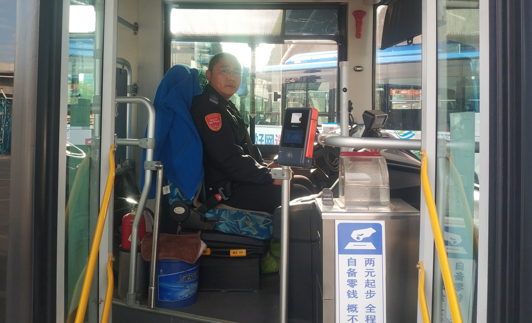 公交集团公交事业二部601路驾驶员孙勇归还乘客丢失的包受表扬