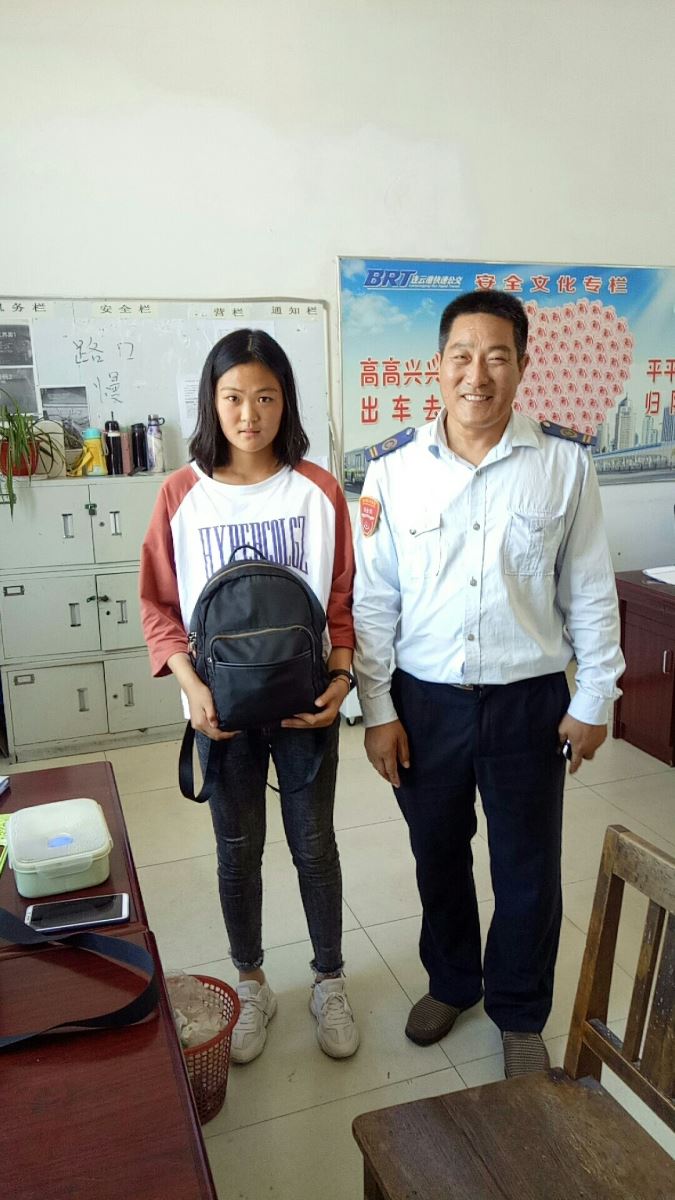 公交集团快速公交事业部驾驶员卞保兵拾金不昧获表扬