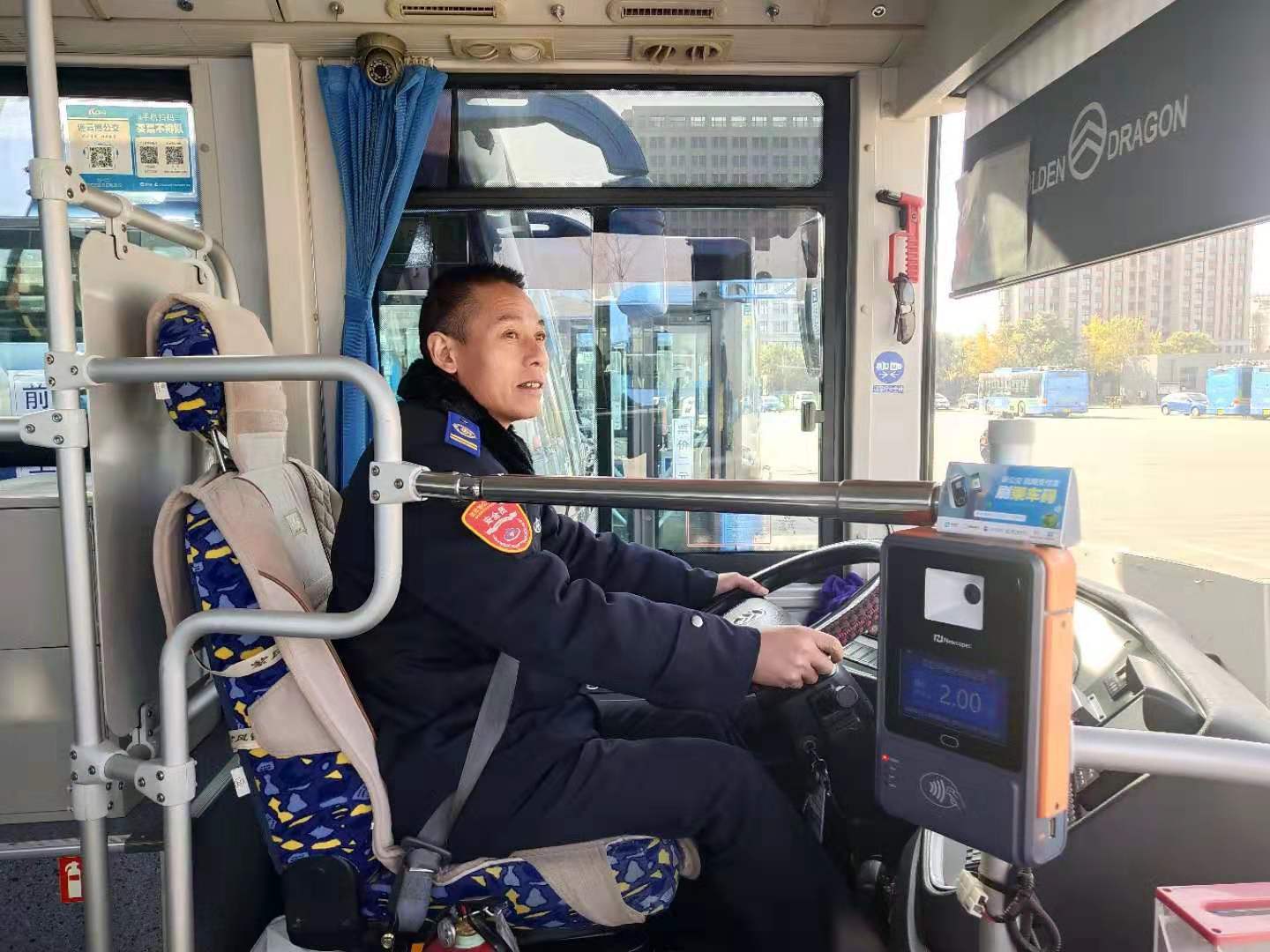 公交集团公交事业一部15路驾驶员伏开全拾金不昧受表扬