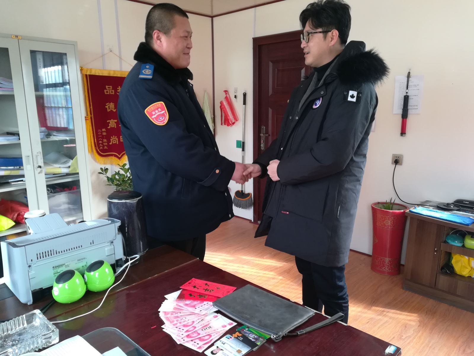 公交集团公交事业一部2路驾驶员候小飞拾金不昧为新年添浓浓暖意