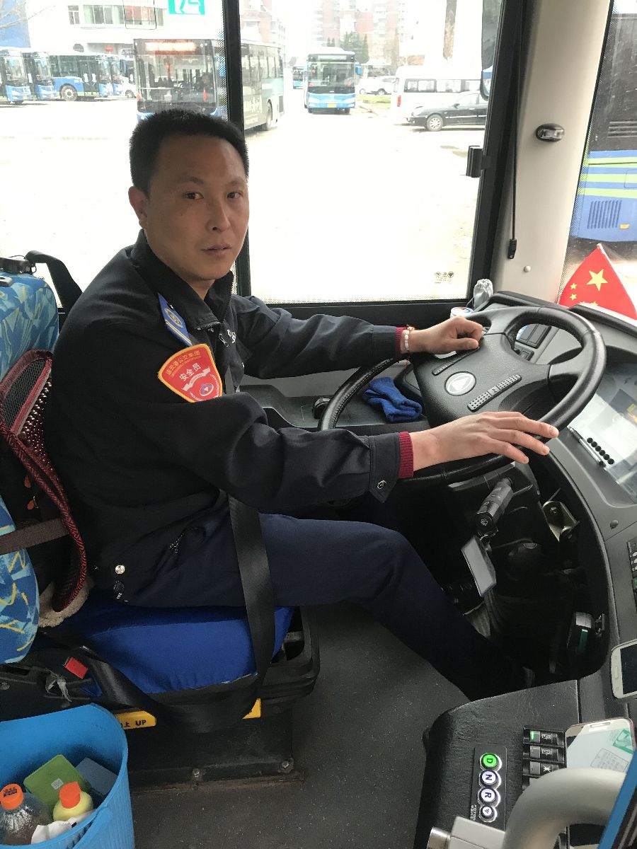 公交集团2路驾驶员江尧普拾金不昧受赞扬