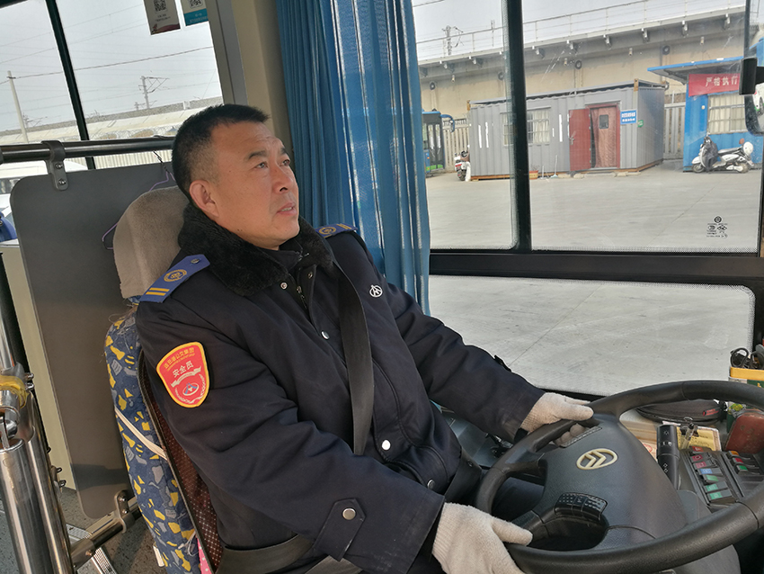 公交集团公交事业一部驾驶员拾金不昧拒报酬  良好品德受称赞