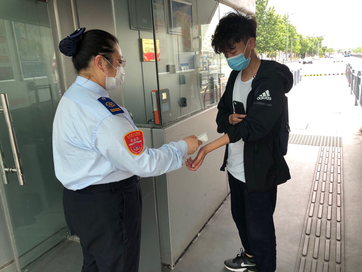快速公交站务员接力帮助乘客找到丢失的物品
