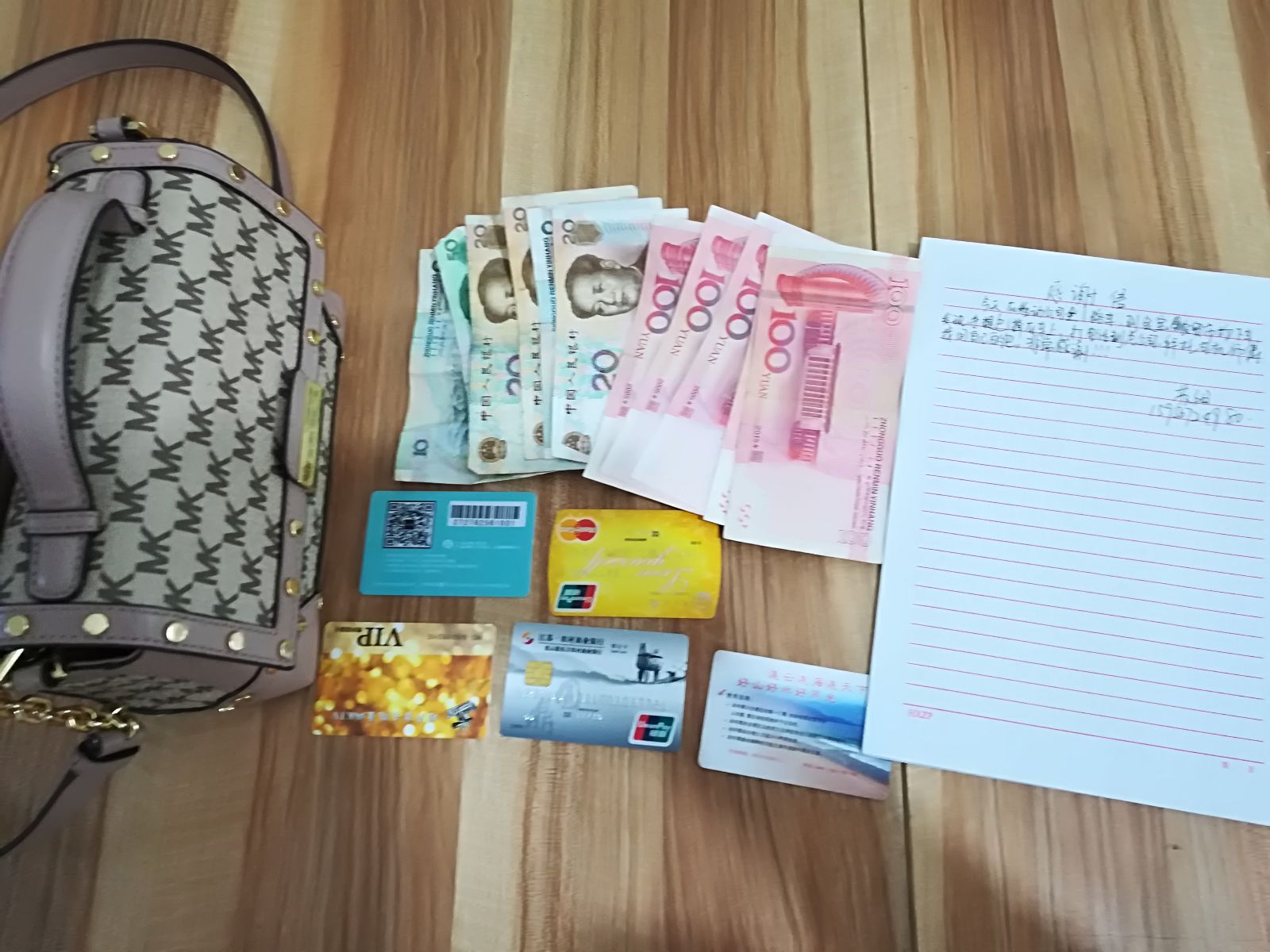 公交1路驾驶员拾金不昧受乘客表扬