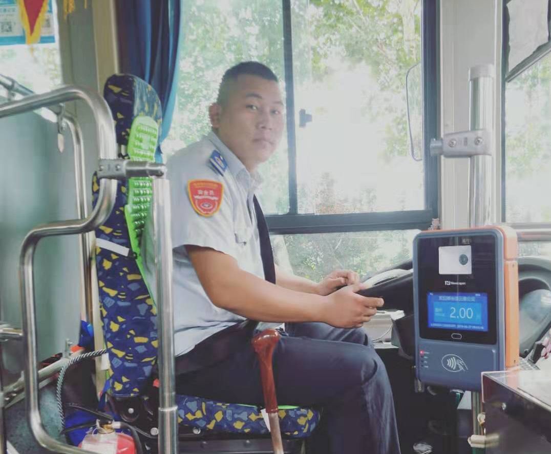 公交集团公交事业一部24路驾驶员徐刚服务热情受称赞