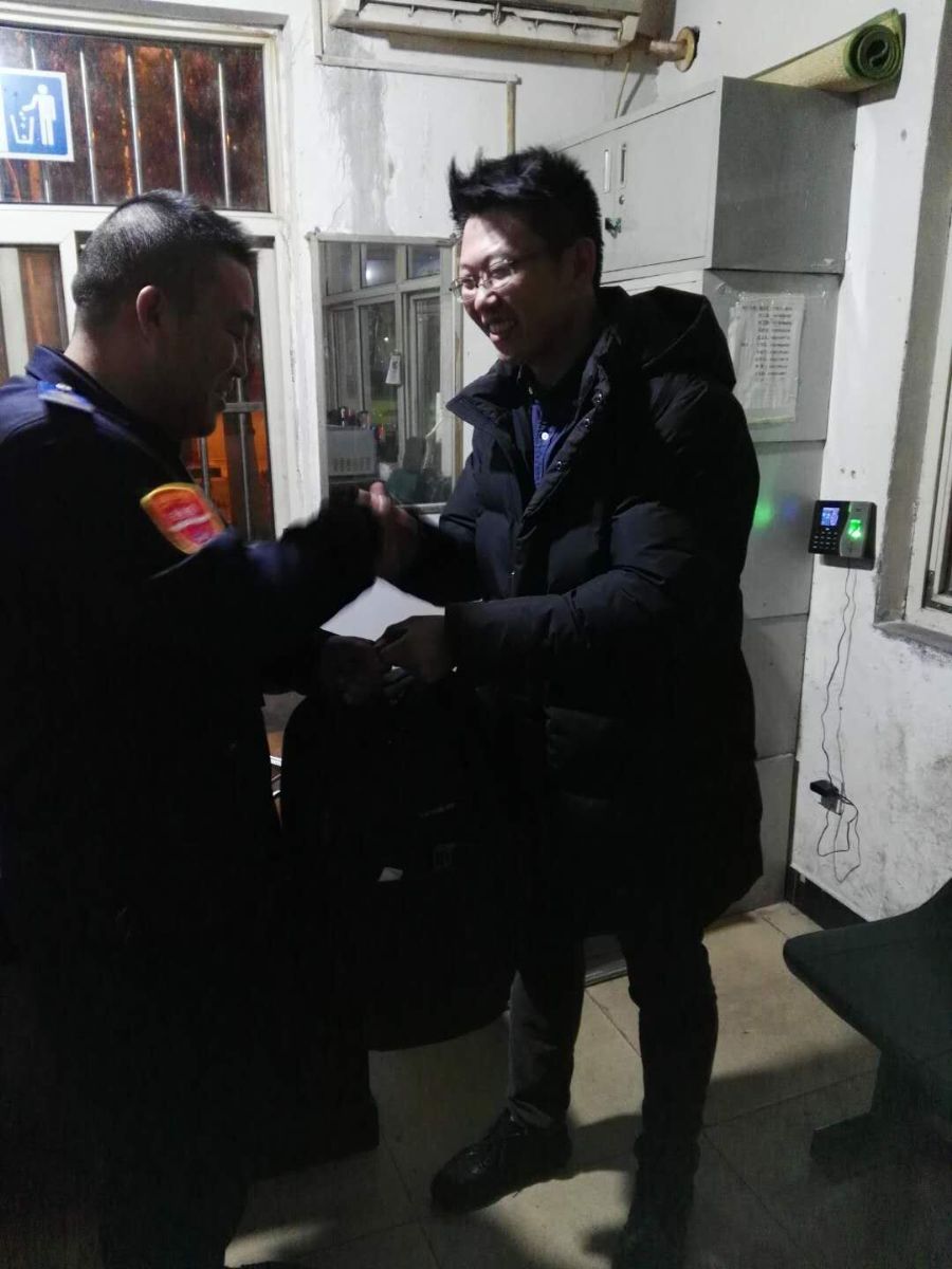 公交集团B1线驾驶员唐飞勇拾到笔记本电脑及时归还失主受表扬