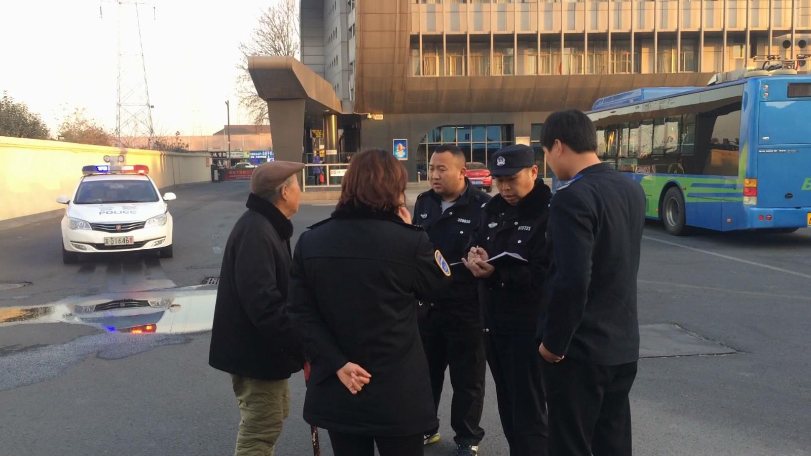 公交集团B12线驾驶员陈洪来帮助91岁迷路老人寻找家人