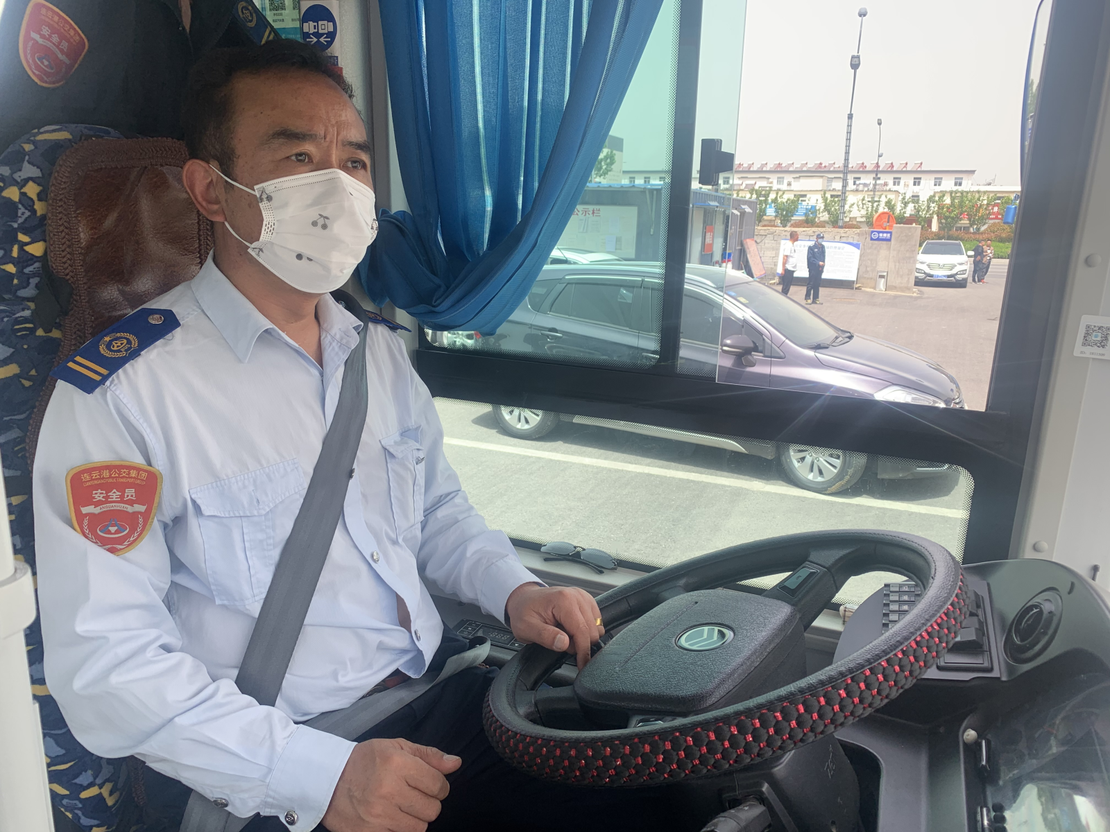 公交游2路驾驶员崔守柱拾金不昧受赞扬
