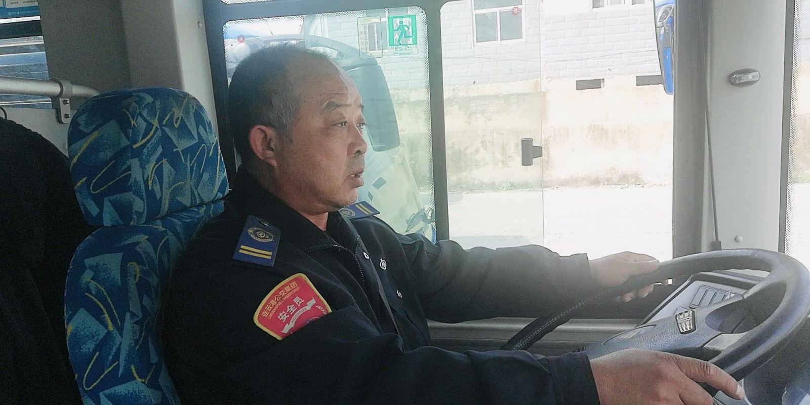 公交集团公交事业一部16路驾驶员彭志春拾金不昧受赞扬