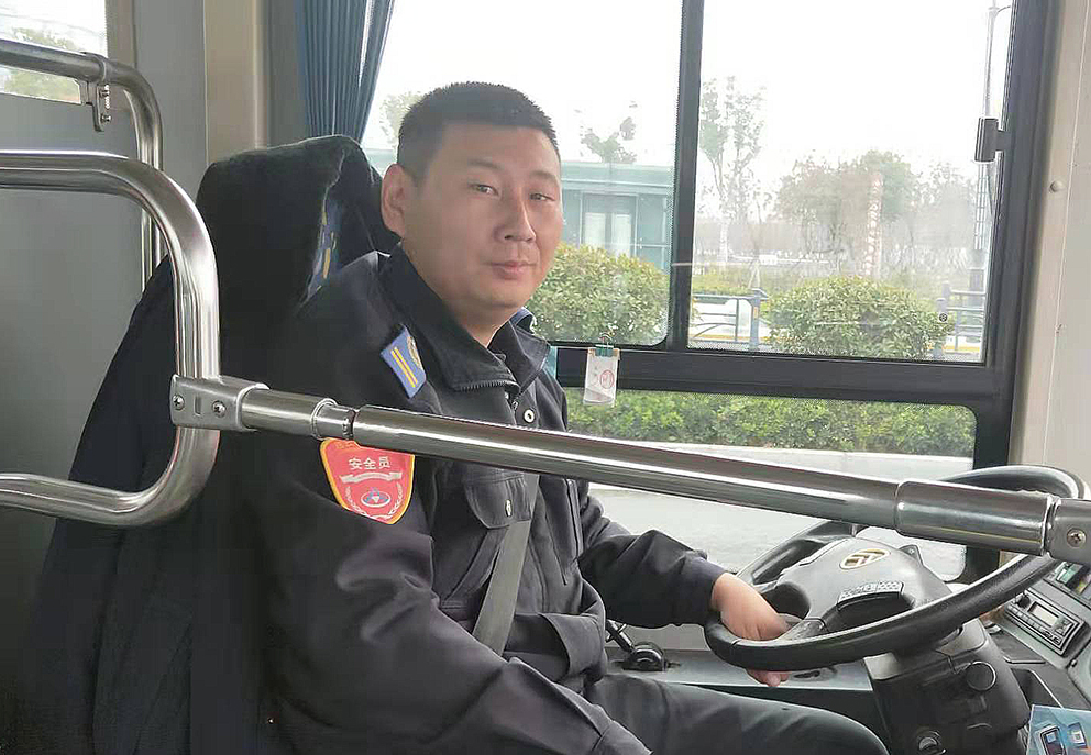 公交集团公交事业一部11路驾驶员杨波拾金不昧受表扬