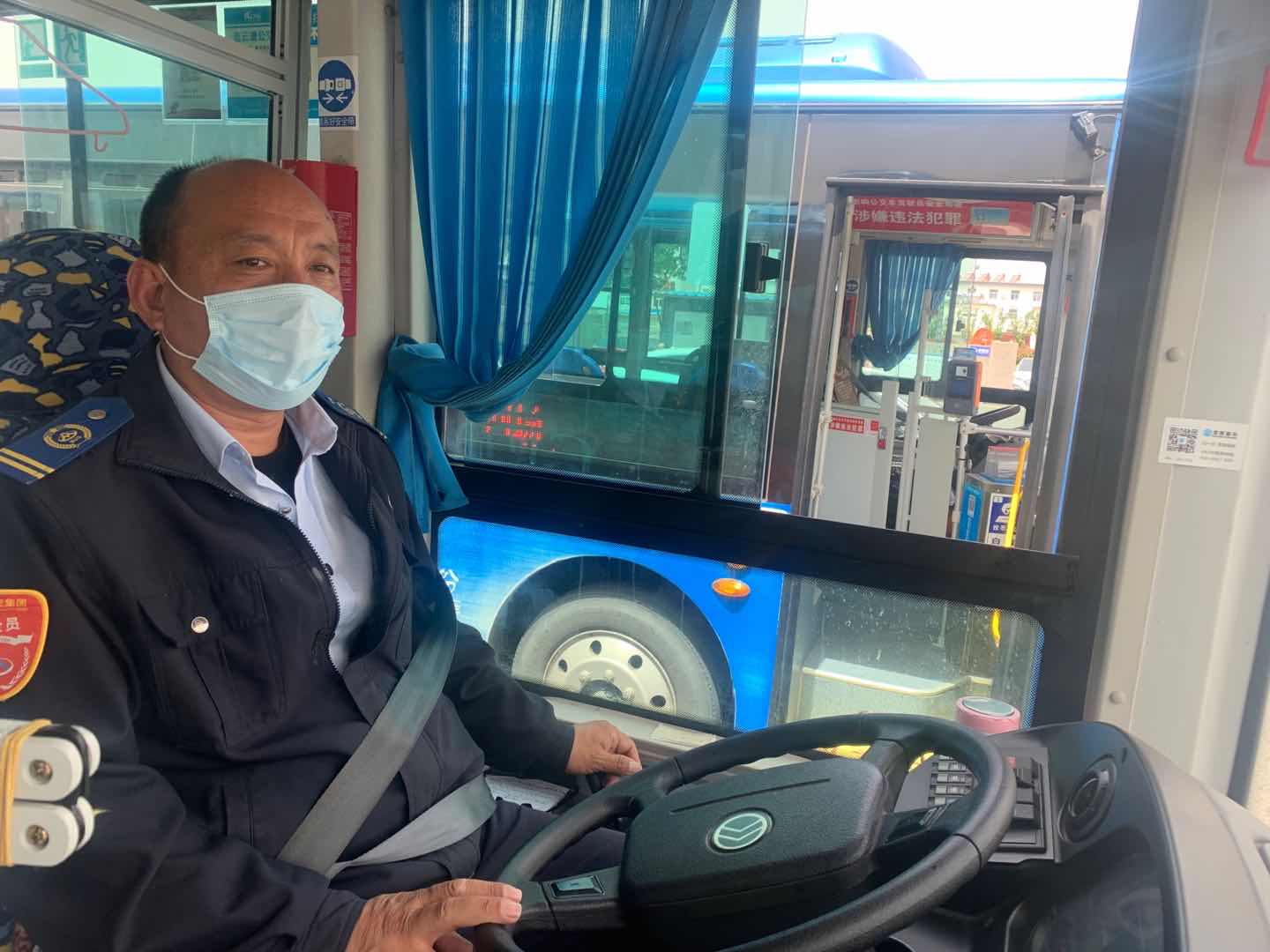 公交集团公交事业一部游2路驾驶员董文翔拾金不昧受赞扬