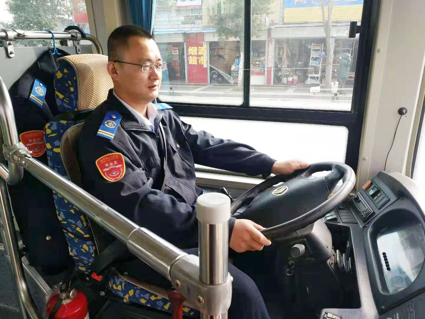 公交集团海通驾驶员20路驾驶员寇明拾金不昧受表扬
