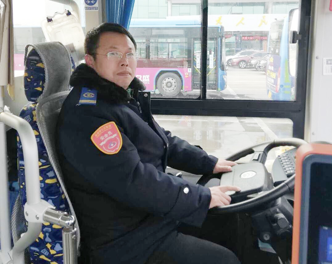 公交集团公交事业一部23路驾驶员金怀庭拾金不昧受赞扬