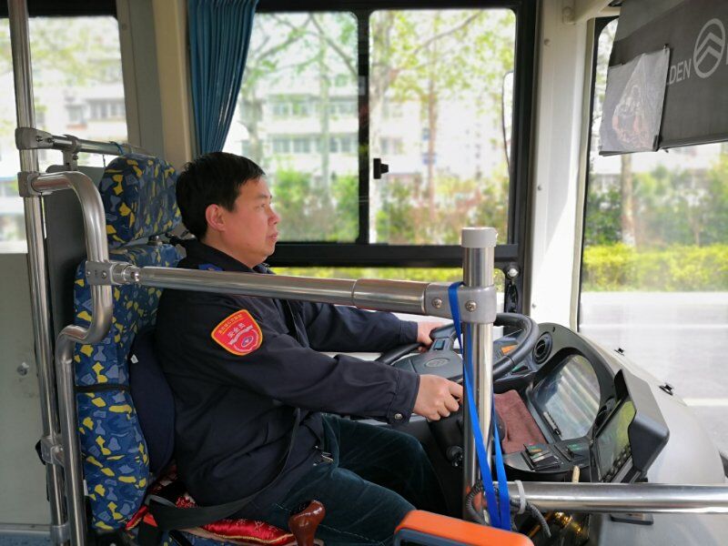 公交集团公交事业一部驾驶员曾兵送还乘客手机受表扬