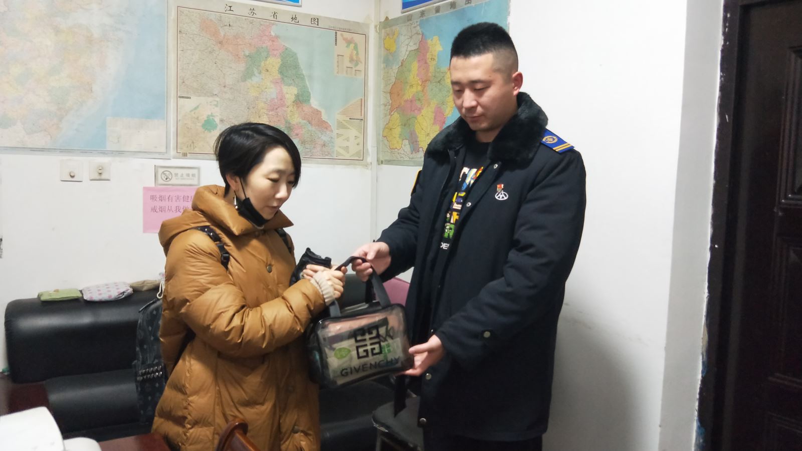 公交集团经营发展事业部苏G14769驾驶员高金生师傅助人为乐受表扬