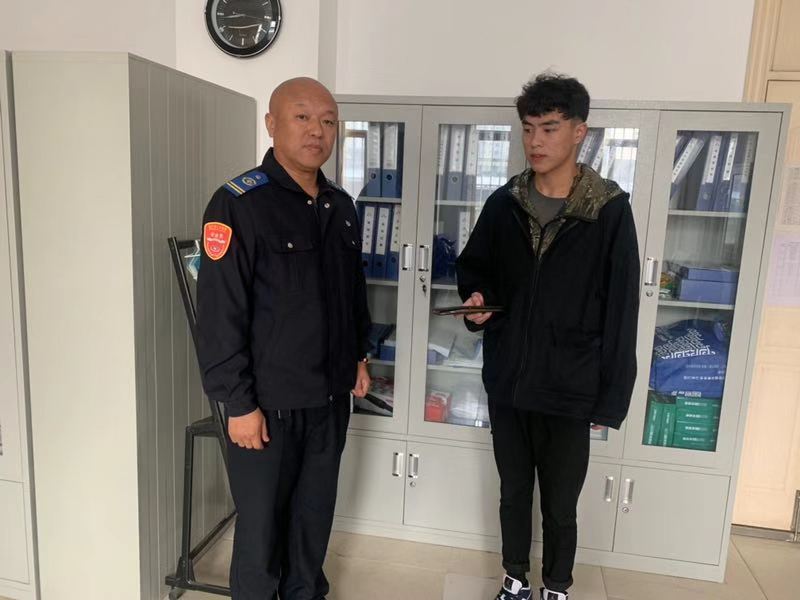 公交集团经营发展事业部机场线驾驶员尹晓军拾金不昧受表扬